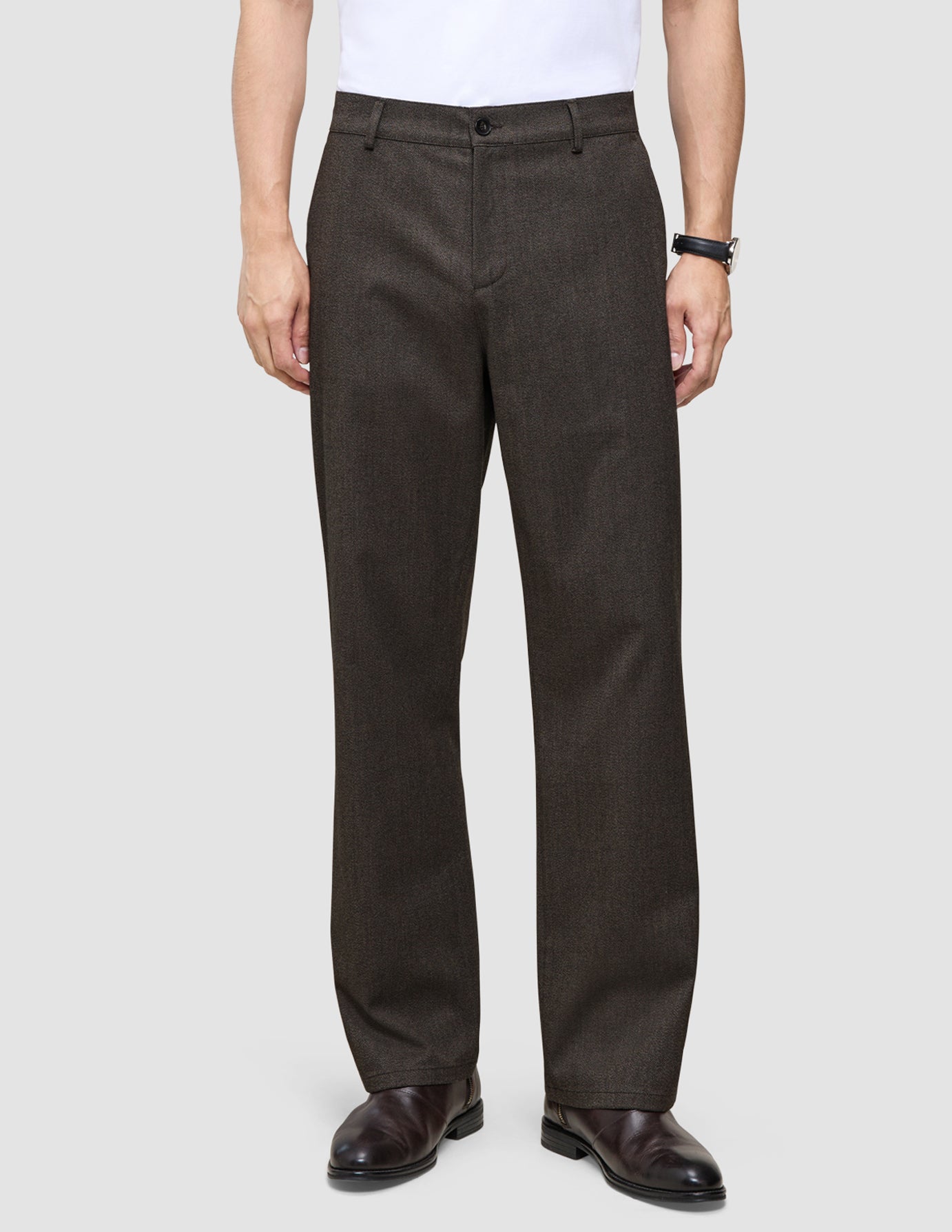 Atelier Pants Relaxed – Dunkelbraune Hose aus schwerem, gebrochenem Twill mit lockerer Passform, Knopfleiste und Gürtelschlaufen.